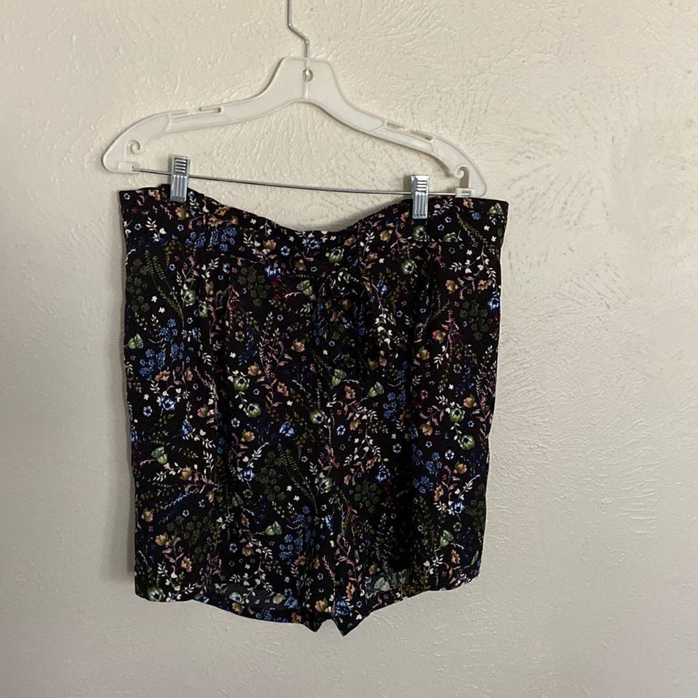 DR2 shorts NWOT size 2xl black with flowers print